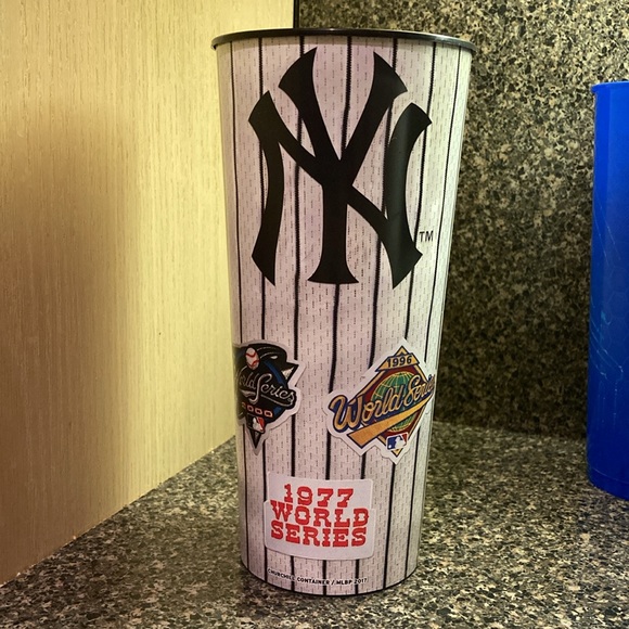 Set of 3 Yankees game plastic souvenir cups - Picture 2 of 7